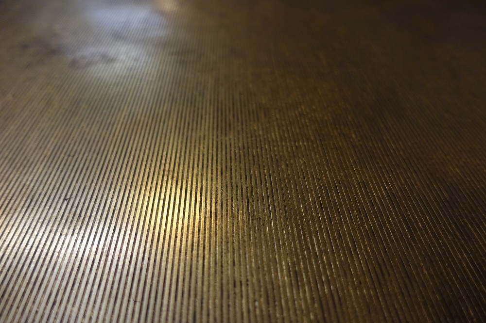 Table Origami: Création originale, dorure à l'eau sur bois matte et brunie.