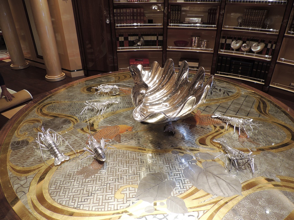 Table Carpes: Création originale, dorure et peinture sur verre.