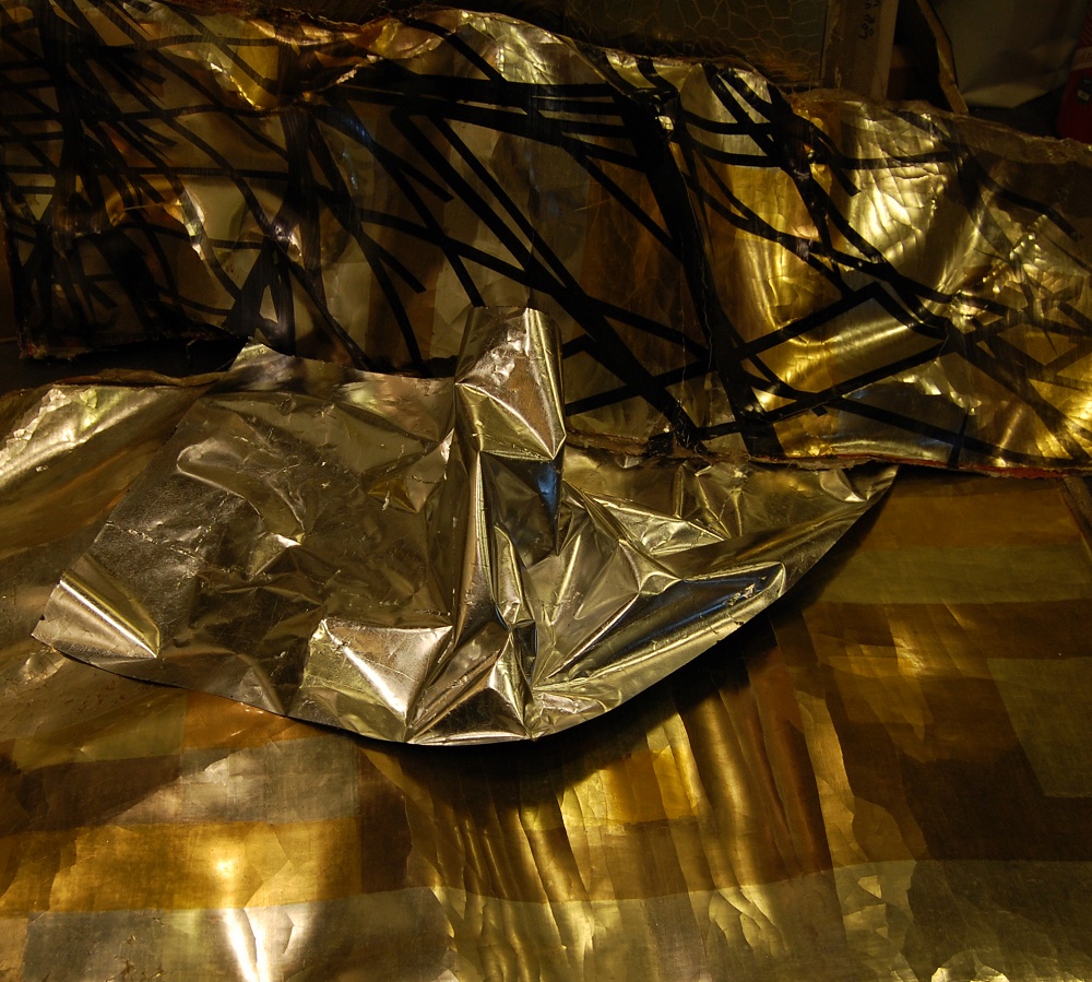 Froissé, plié, cassé: installation originale, toile manipulées et dorées.