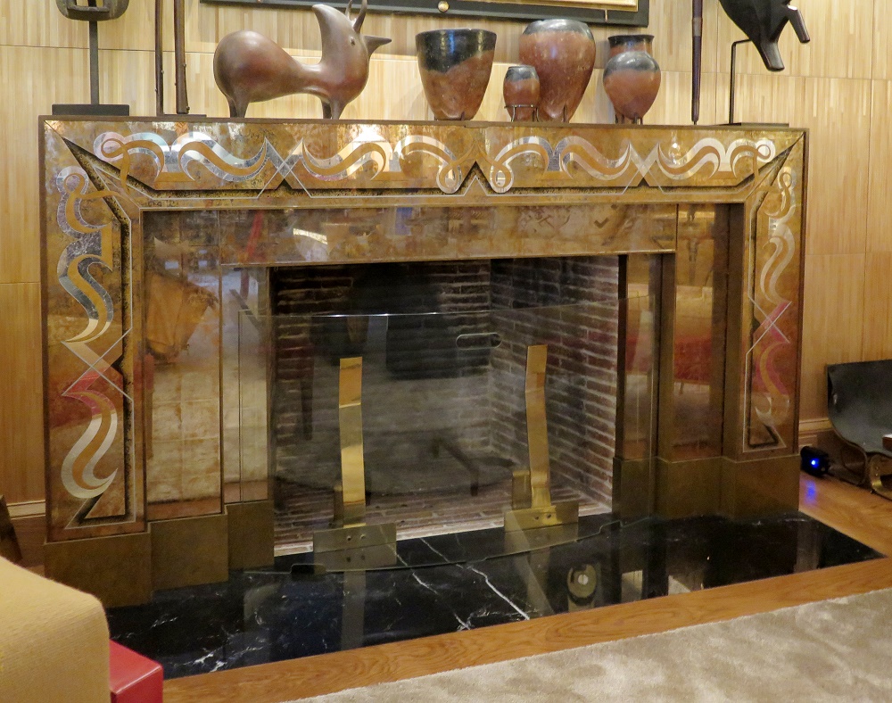 Verre Eglomisé: cheminée d'un appartement parisien, création originale.