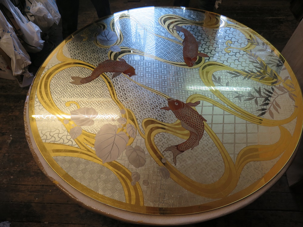 Table Carpes: Création originale, dorure et peinture sur verre.