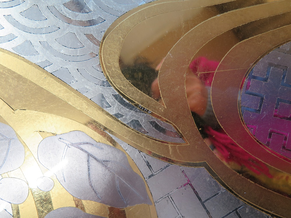 Table Carpes: Création originale, dorure et peinture sur verre.