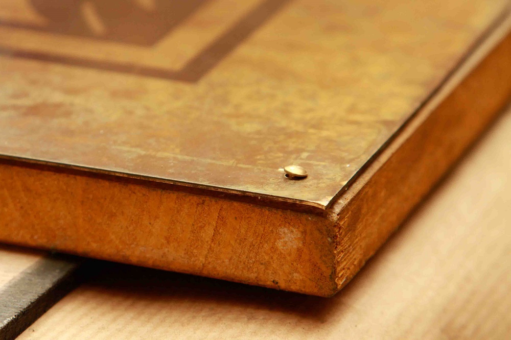 Créations originales: Plaques de laiton oxydées et cirées