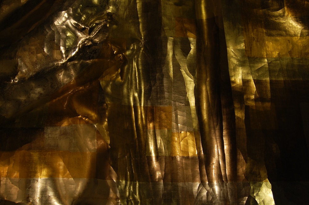 Froissé, plié, cassé: installation originale, toile manipulées et dorées.