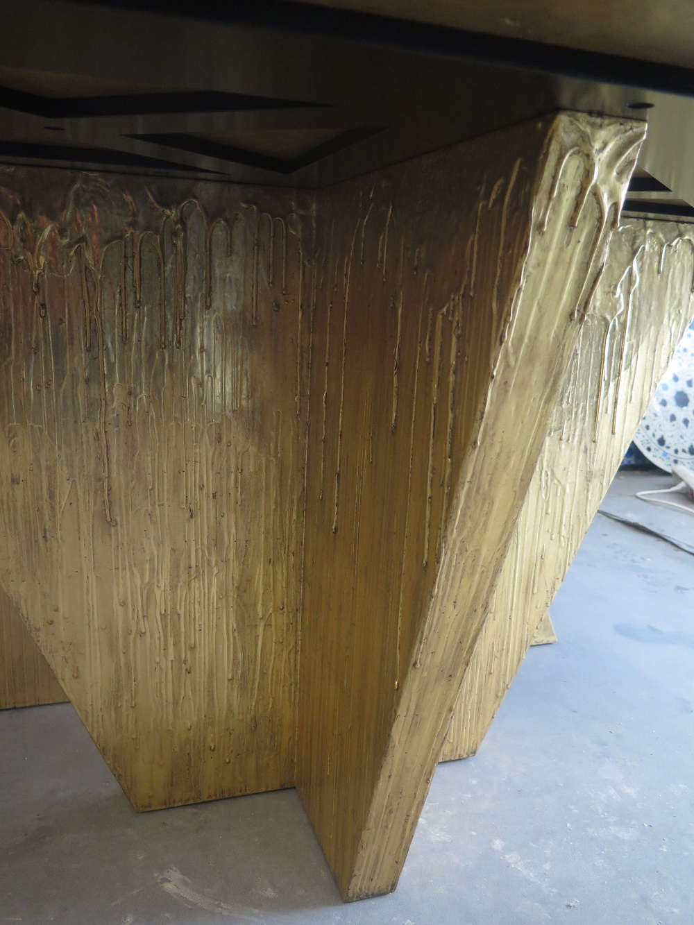 Table Origami: Création originale, dorure à l'eau sur bois matte et brunie.